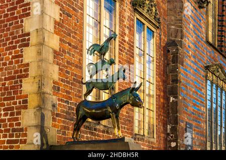 Skulptur der Bremer Stadtmusikanten in der Abenddämmerung, Freie Hansestadt Bremen, Deutschland, Europa | Bremer Skulpturenstadtmusiker in der Abenddämmerung Stockfoto