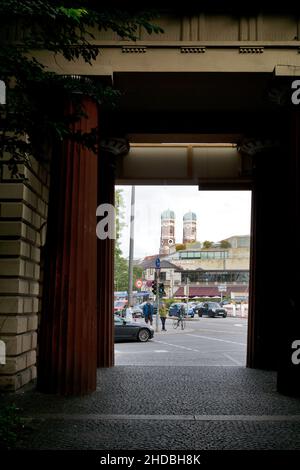 München, Deutschland: Marienkirche und Straßenszene Stockfoto