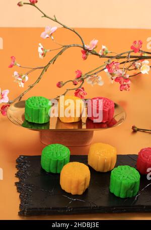 Schneemakenkuchen. Mochi Dough Filled Custard, Red Bean oder Mung Bean Pasten Neue Variante von Mooncake Stockfoto