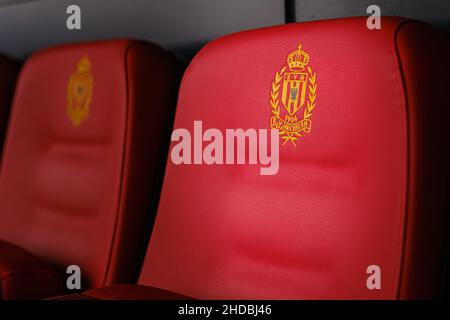 Detailansicht der roten Sitze im AFAS-Fußballbahnhof des KV Mechelen, Belgien Stockfoto