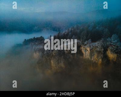 sonnenaufgang über schneebedeckten Bergen bei der hohen Wand in österreich Stockfoto