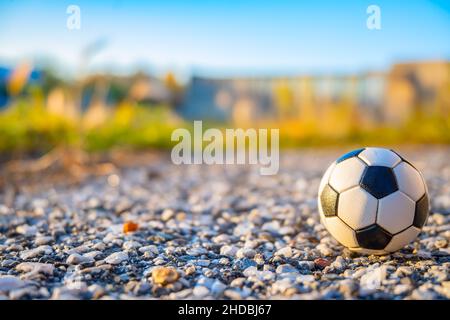 Fußball, Volleyball, schwarz-weiße Kugel, die auf der Straße in der Nähe des Stadions liegt Stockfoto