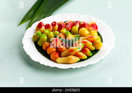 Kue Ku Buah Mini Fantasi, in Thai beliebt als Kamoom Lok Choup. Süßes Dumpling aus Mungbohne mit Gelatinehaut Stockfoto