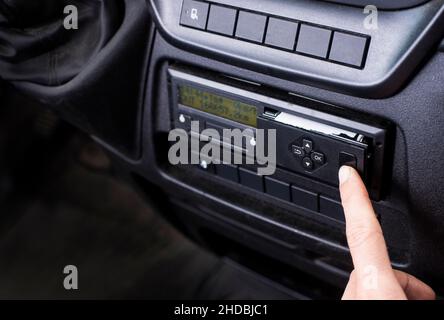 Digitaler Fahrtenschreiber mit offenem Drucker und sichtbarer Papierrolle. Papierrolle Austausch in einem digitalen Fahrtenschreiber des Staplers. Stockfoto