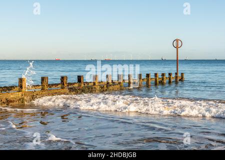 Aberdeen, Schottland, Großbritannien, 17th. November 2021, Aberdeen Beach Defences bei Flut und Windmühlen. Stockfoto