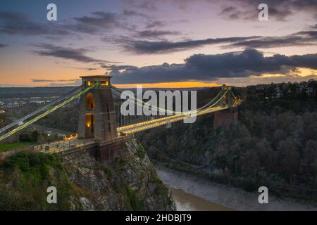 Bristol, Großbritannien. 4th. Januar 2022. Wetter in Großbritannien. Blick auf die Clifton Suspension Bridge, die kurz nach Sonnenuntergang die Avon Gorge in Bristol überquert, wenn die Wolken beginnen zu klären und die Temperaturen sinken. Bildnachweis: Graham Hunt/Alamy Live News Stockfoto