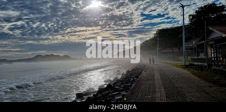 Florianopolis, Santa Catarina, Brasilien. 5th Januar 2022. (INT) Sonnenaufgang am Strand Armacao do Pantano do Sul. 5. Januar 2022, Florianopolis, Santa Catarina, Brasilien: Blick auf den Sonnenaufgang des Strandes Armacao do Pantano do Sul im Süden von Florianopolis, Santa Catarina. (Bild: © Leco Viana/TheNEWS2 über ZUMA Press Wire) Stockfoto