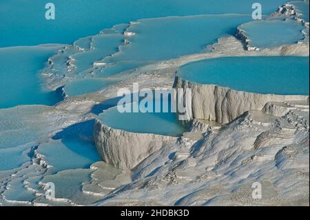 Pamukkale, (Baumwollburg) natürliche heiße Quelle Travertin Thermalmineralbecken und Terrassen, Denizli, Türkei. Pammukale, ursprünglich die griechische Stadt von Stockfoto