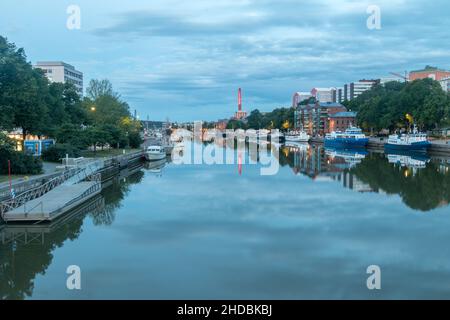 Turku, Finnland - 5. August 2021: Morgenansicht auf dem Aurajoki-Fluss mit Schiffen und Booten in Turku, Finnland. Stockfoto