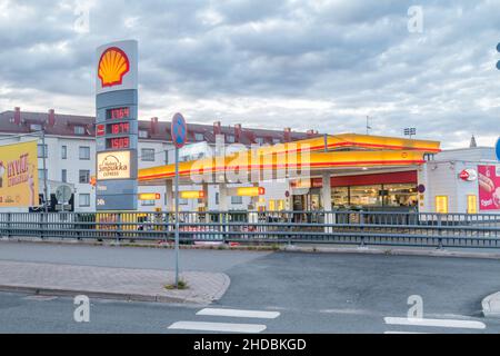 Turku, Finnland - 5. August 2021: Shell-Tankstelle mit Preisplatine. Shell ist eine globale Gruppe von Energie- und Petrochemie-Unternehmen mit rund 92000 EM Stockfoto