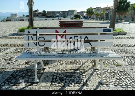 Parkbank, Protest, No Mafia, Castellammare del Golfo, Sizilien, Italien Stockfoto