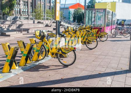 Helsinki, Finnland - 5. August 2021: Alepa Fillari Fahrräder zu mieten. Stockfoto