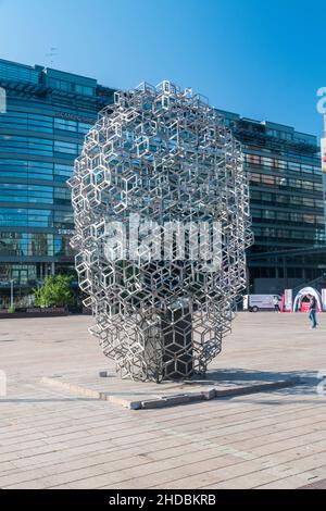 Helsinki, Finnland - 5. August 2021: Unternehmerdenkmal auf dem Narinkka-Platz. Stockfoto