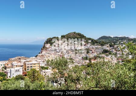 Blick auf die charakteristische Stadt Capri, eine berühmte Insel in Italien Stockfoto