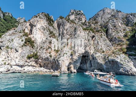 Charakteristische Höhle im Berg Capri, ein Ziel für viele Besucher. Stockfoto