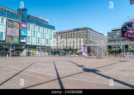 Helsinki, Finnland - 5. August 2021: Der Narinkka-Platz. Im Hintergrund befinden sich das Kamppi Center und das Sokos Hotel Presidentti. Stockfoto