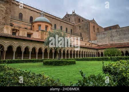 Kreuzgang, Benediktinerkloster, Kathedrale Santa Maria Nuova, Monreale, Sizilien, Italien Stockfoto