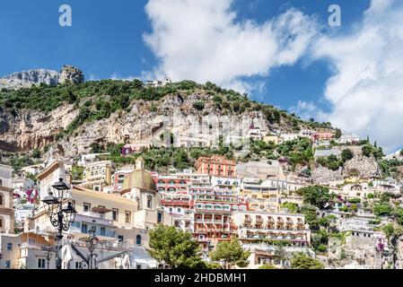 Blick auf das Dorf Positano an der Amalfiküste in Italien, mit seinen charakteristischen bunten Häusern Stockfoto