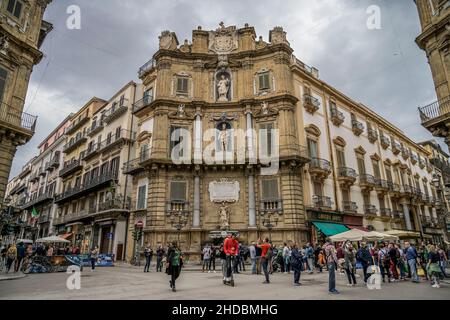 Piazza Quattro Canti, Ecke zum Viertel la Loggia mit Schutzheiliger Oliva, Palermo, Sizilien, Italien Stockfoto