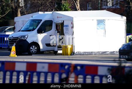 Ein Blick auf die Drive-Thru-Testanlage Covid-19 auf der Hawkwood Road in Bournemouth. Die britische Gesundheitsbehörde hat gesagt, dass Menschen in England ohne Coronavirus-Symptome, die einen positiven lateralen Flow-Test haben, ab Januar 11 keinen bestätigenden PCR-Test mehr benötigen. Bilddatum: Mittwoch, 5. Januar 2022. Stockfoto