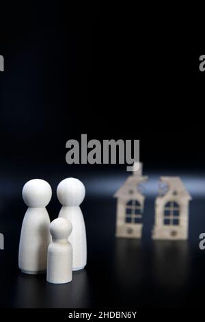 Scheidung, Teilung des Eigentums, Armut und kein Geld Konzept. Holz gebrochenes Haus auf schwarzem Hintergrund. Hypothek, Miete, makler Konzept Kopieplatz Stockfoto