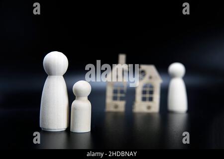 Scheidung, Teilung des Eigentums, Armut und kein Geld Konzept. Holz gebrochenes Haus auf schwarzem Hintergrund. Hypothek, Miete, makler Konzept Kopieplatz Stockfoto