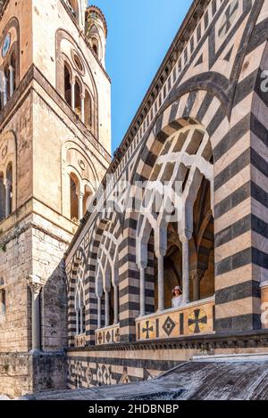 Amalfiküste, Italien - Juli 01 2021: Blick vom Balkon der Kathedrale von Sant'Andrea in Amalfi, Italien Stockfoto