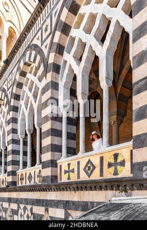 Amalfiküste, Italien - Juli 01 2021: Blick vom Balkon der Kathedrale von Sant'Andrea in Amalfi, Italien Stockfoto