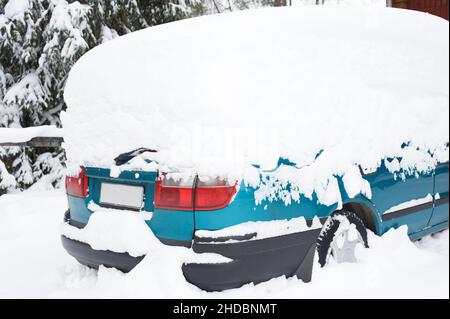 Auto nach starkem Schneefall im Schnee vergraben. Stockfoto