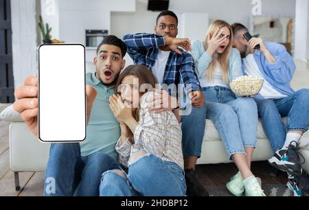 Schockierte Menschen zeigen weißen leeren Smartphone-Bildschirm, Nahaufnahme Stockfoto