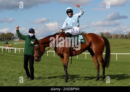 Datei-Foto vom 30-04-2021 von Jockey Rachael Blackmore feiert den Sieg der Paddy Power Champion Hürde mit Honeysuckle am vierten Tag des Punchestown Festivals auf der Punchestown Racecourse in der Grafschaft Kildare, Irland. Ungeschlagene Honeysuckle ist beim Dublin Racing Festival nächsten Monat auf Kurs für ein Hurdle-Hattrick-Gebot des irischen Champions, wie Connections bestätigt haben. Ausgabedatum: Mittwoch, 5. Januar 2022. Stockfoto