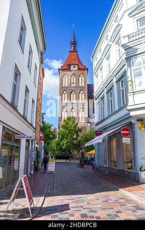 Hansestadt Rostock, Mecklenburg-Vorpommern, Deutschland: Urbane Szene vor der Marienkirche aus der Kröpeliner Straße. Stockfoto