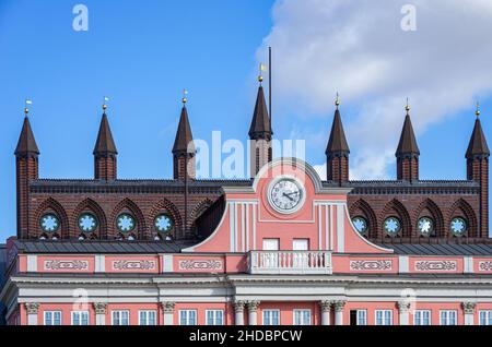 Oberer Teil des Rathauses der Hansestadt Rostock, Mecklenburg-Vorpommern, Deutschland. Stockfoto