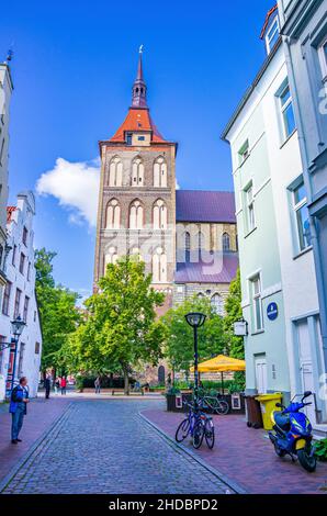 Hansestadt Rostock, Mecklenburg-Vorpommern, Deutschland: Urbane Szene vor der Marienkirche aus der Kröpeliner Straße. Stockfoto