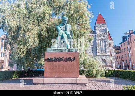 Helsinki, Finnland - 5. August 2021: Statue des finnischen Autors Aleksis Kivi vor dem Theater. Alexis Stenvall war ein finnischer Autor, der schrieb Stockfoto