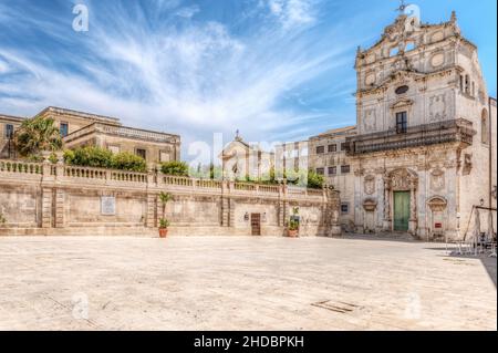 Syrakus Sizilien/ Italien - April 11 2020: Die Kirche Santa Lucia Alla Badia auf dem Domplatz. Stockfoto