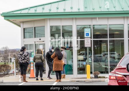 Spring Township, Pennsylvania: 3. Januar 2022: Menschen warten in der Schlange vor Patient First und Urgent Care, da der Warteraum voll war Stockfoto