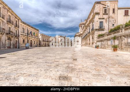 Syrakus Sizilien/ Italien - April 11 2020: Cathedral Square below in blue Sky Stockfoto