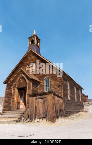 Bridgeport, CA, USA. 16. Oktober 2020. Straße im historischen Bodie State Park, an einem wolkenlosen Tag mit blauem Himmel und viel Platz für Kopien. Bodie ist ein Kalifornien Stockfoto