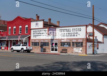 Bridgeport, CA, USA. 16. Oktober 2020. Bridgeport General Market Store von der Straße aus gesehen. Ein Passant trägt einen Schal unter seiner Nase anstelle eines ma Stockfoto