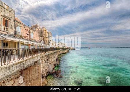 Syrakus Sizilien/ Italien -April 11 2020: Die Strandpromenade von Alfeo vom Meer aus gesehen Stockfoto