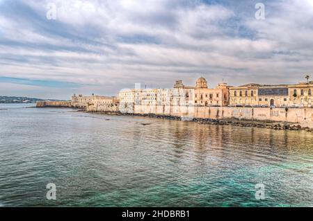 Syrakus Sizilien/ Italien -April 11 2020: Die atemberaubende Landschaft der Küste von Ortigia in Syrakus Sizilien Stockfoto