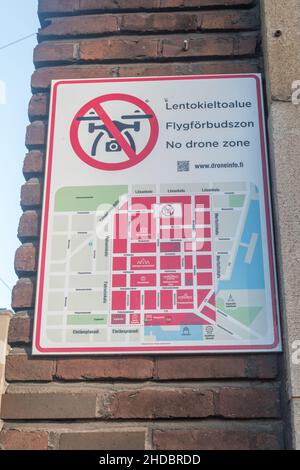 Helsinki, Finnland - 5. August 2021: Infotafel über keine Drohnenzone in Helsinki. Stockfoto