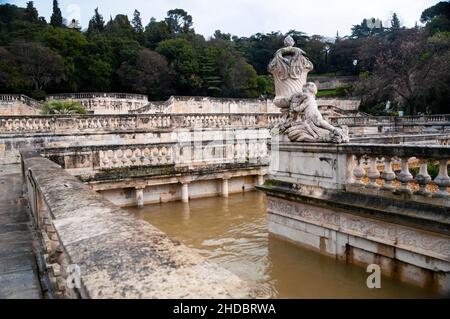 Die Jardins de la Fontaine oder die Gärten des Brunnens in Nîmes, Frankreich. Stockfoto