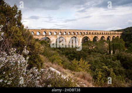 Pont du Gard oder römisches Aquädukt von Nîmes in Südfrankreich. Stockfoto