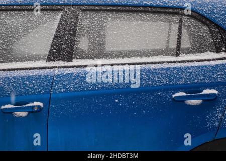 Gefrorene Windschutzscheibe an einem Wintertag mit Eis und Schnee bedeckt. Stockfoto