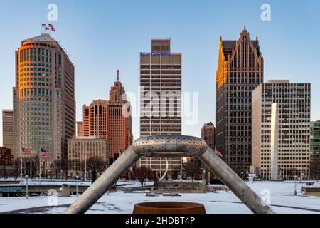Detroit, Michigan - der Dodge Fountain in Hart Plaza und die Skyline von Detroit, Blick vom Detroit River nach Norden. Stockfoto