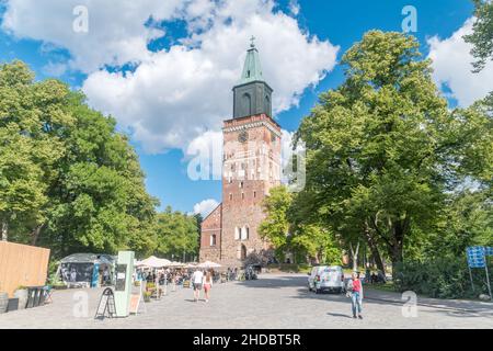 Turku, Finnland - 6. August 2021: Turku-Kathedrale am Sommertag. Die Kathedrale von Turku ist die einzige mittelalterliche Basilika in Finnland und die Mutterkirche der Stockfoto