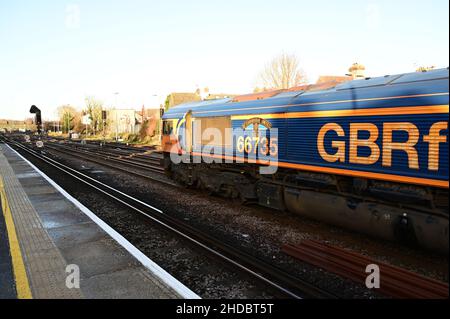 Eine Lokomotive der Baureihe 66 'Peterborough United', die durch den Bahnhof Tonbridge in Kent fährt. Stockfoto