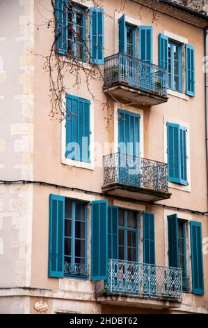 Französische blaue Fensterläden und eiserne Balkone in Nîmes, Frankreich. Stockfoto